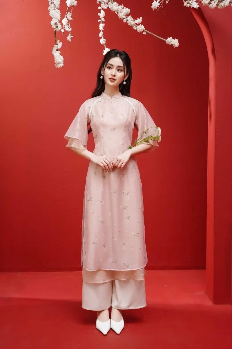 Tôn đường nét mềm mại với áo dài hoa nhí dáng ôm