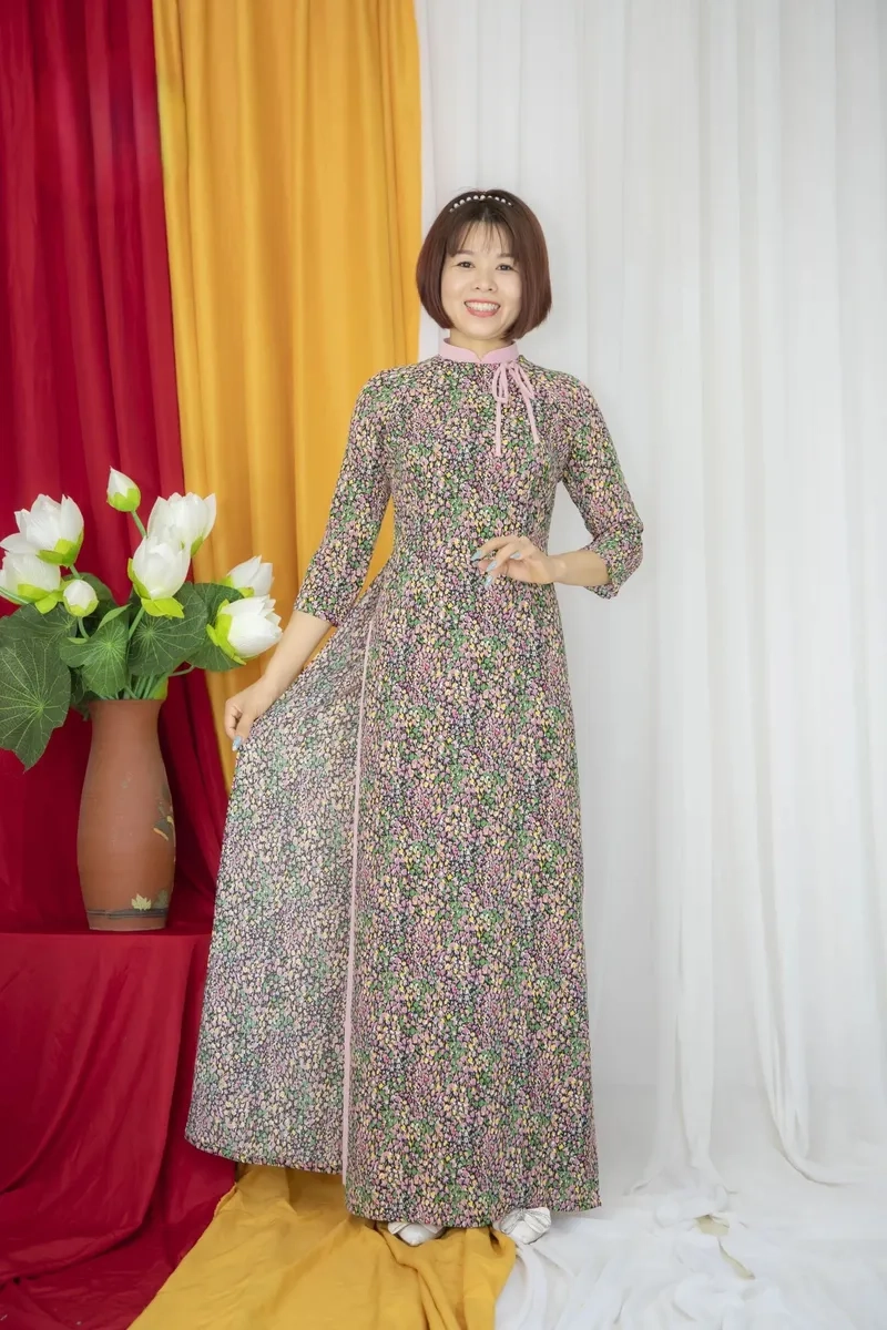 Chất liệu bay bổng làm nổi áo dài hoa nhí vải voan