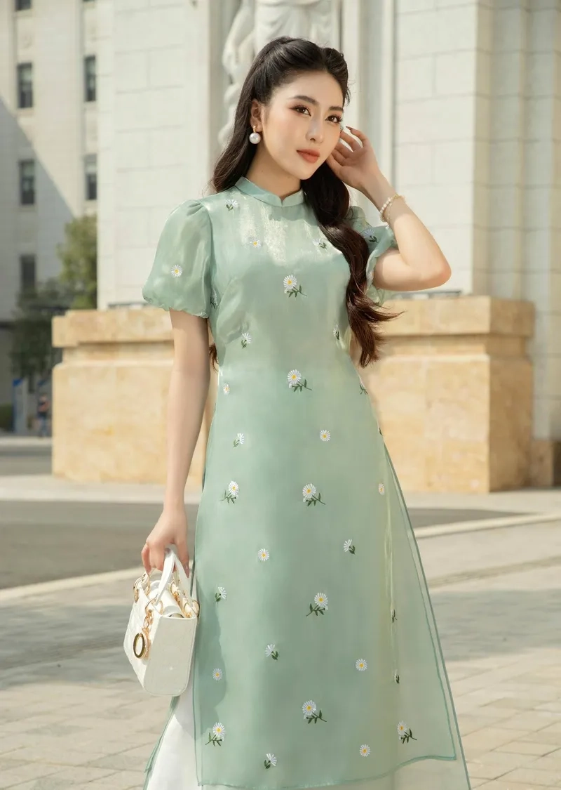 Độ rủ sang trọng của áo dài hoa nhí vải lụa