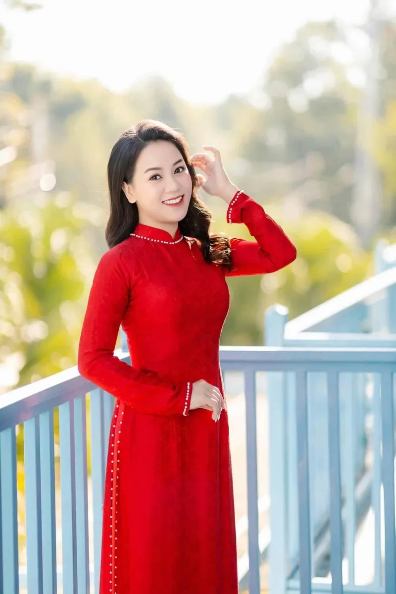 Sáng tạo trẻ trung trong mẫu áo dài lụa cách tân