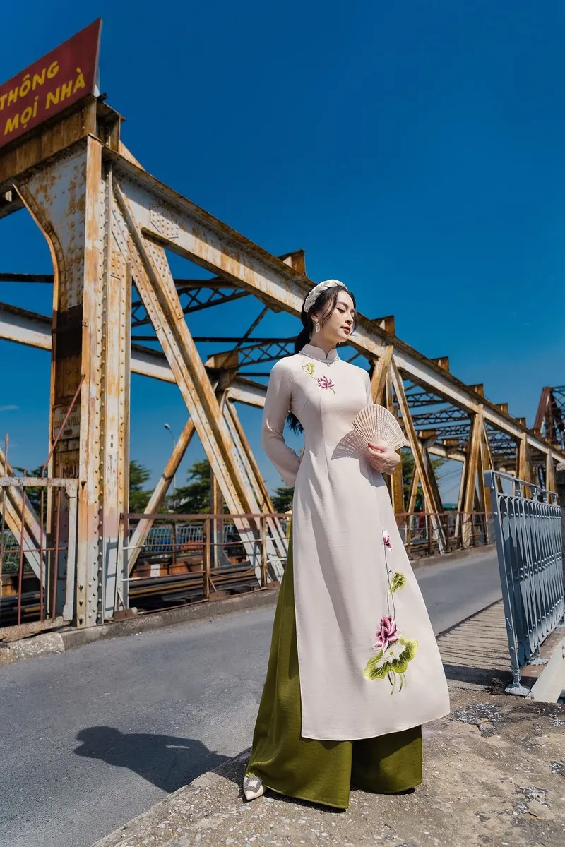 Thanh lịch mỗi ngày với áo dài lụa công sở
