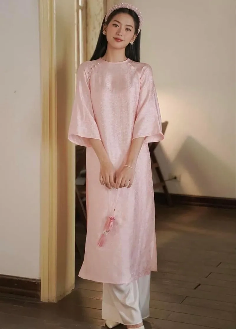 Phom dáng hài hòa với áo dài lụa cho người gầy