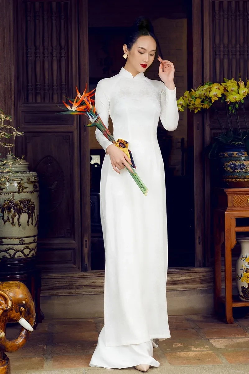 Nét mềm mại nổi bật với áo dài lụa cổ tròn