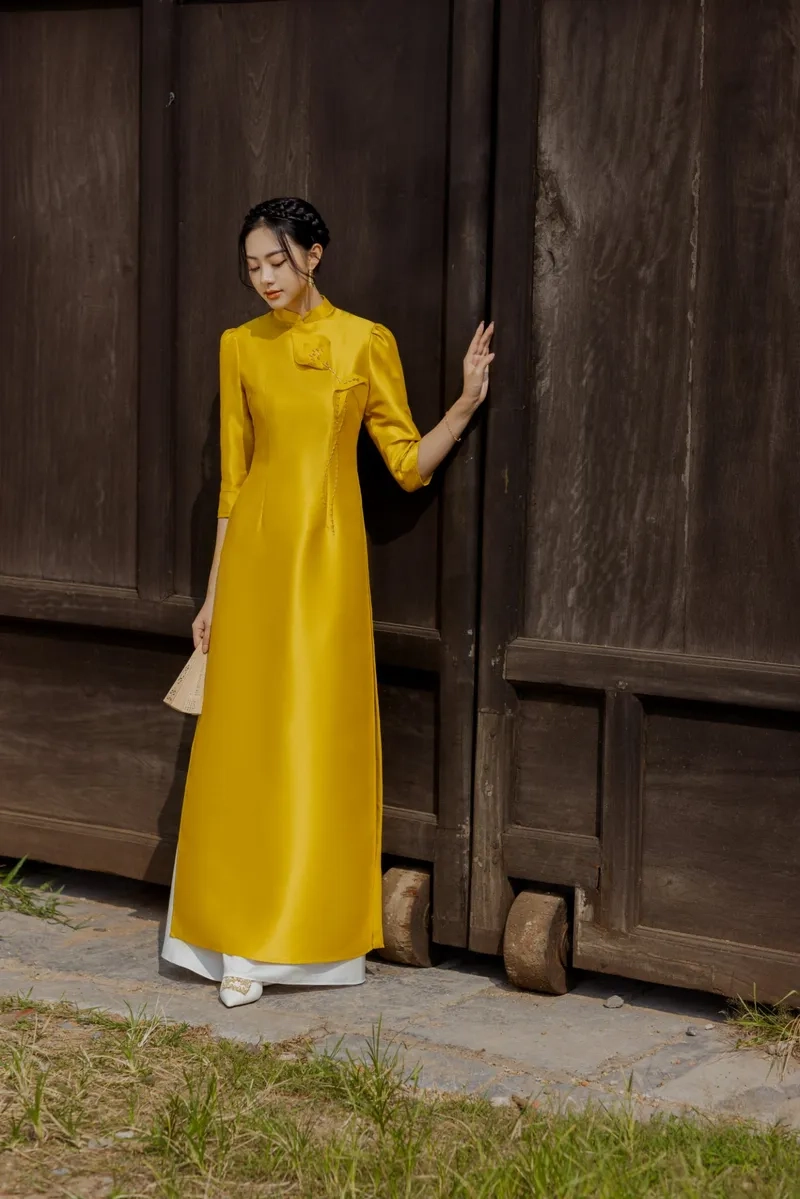 Tôn vẻ trang nhã nhờ áo dài lụa cổ cao