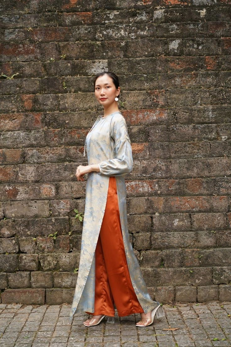 Thiết kế áo dài lụa nữ giúp tôn dáng thanh lịch