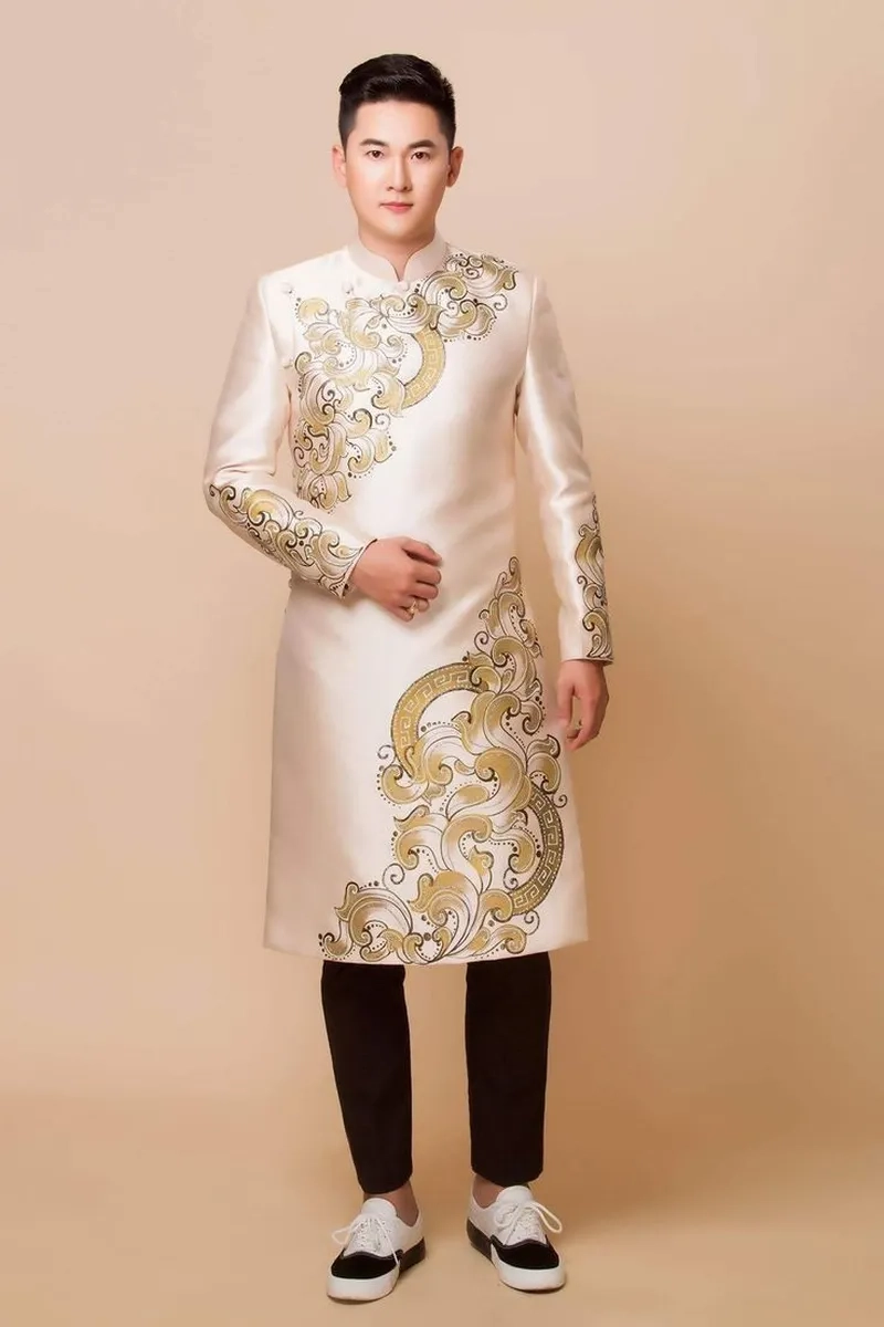 Phong thái trang nghiêm nổi bật áo dài nam truyền thống