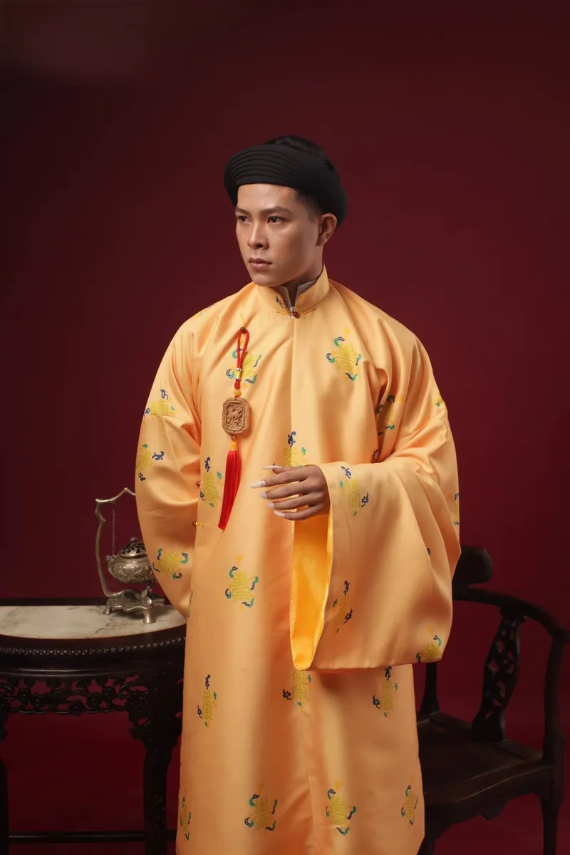 Nét trẻ trung cuốn hút cùng áo dài nam cách tân