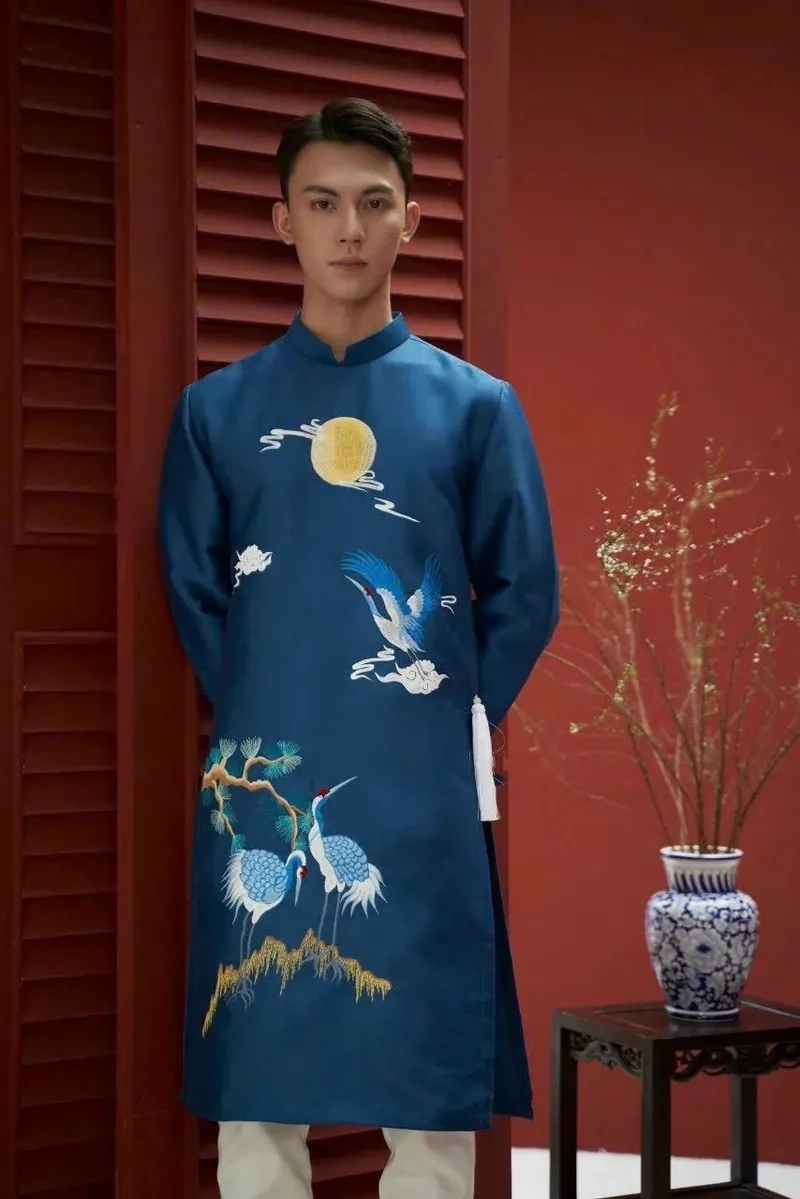 Chất liệu sang trọng làm nổi bật áo dài nam gấm