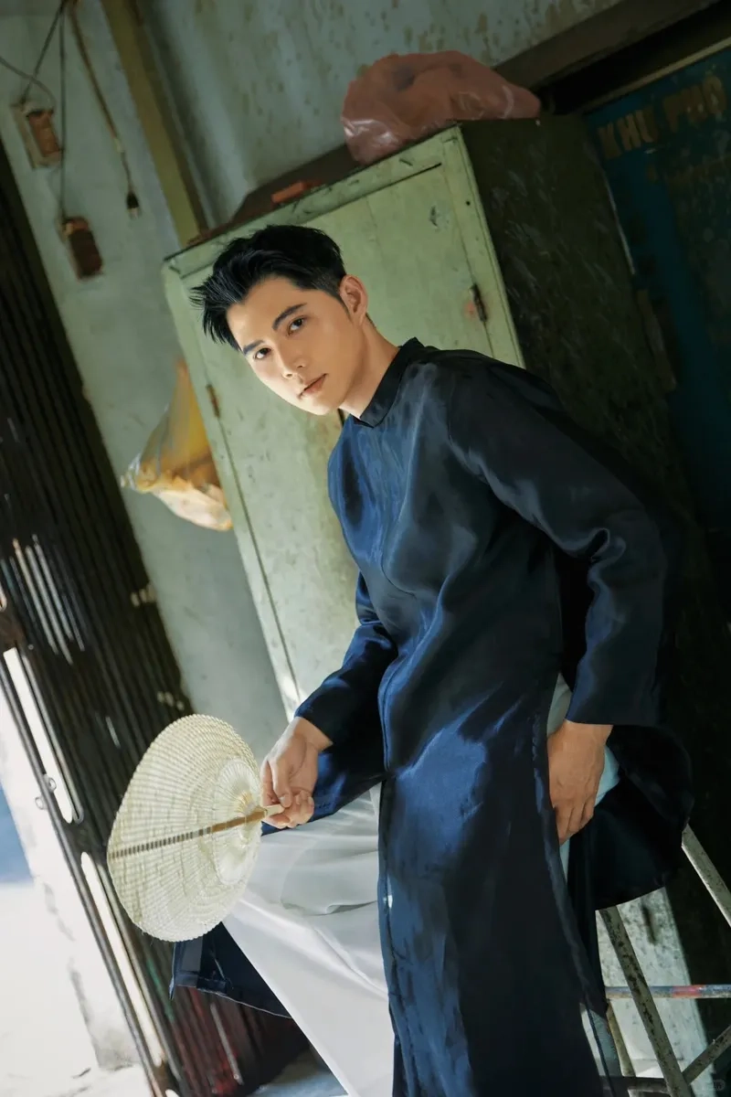 Xu hướng mới mẻ dẫn đầu áo dài nam hiện đại