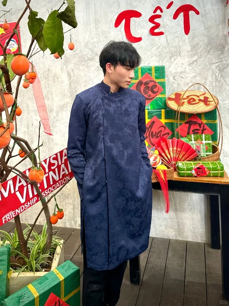 Sự kín đáo lịch sự với áo dài nam tay dài