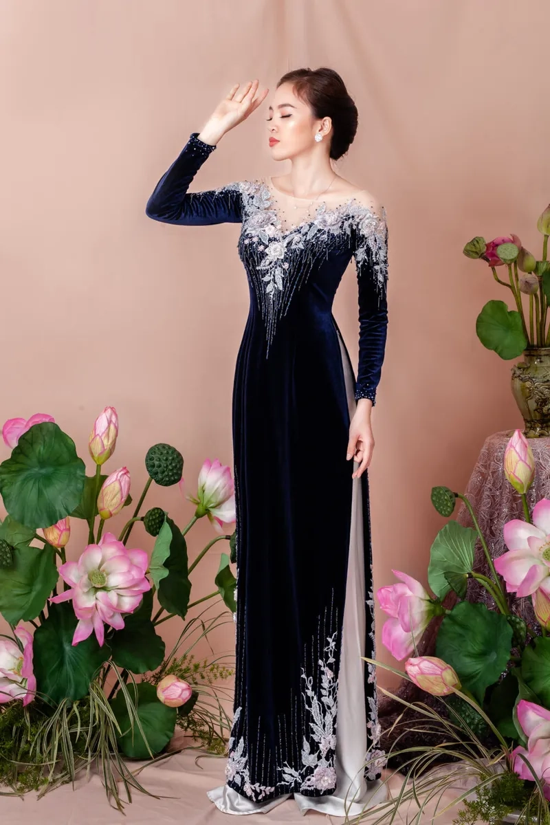 Áo dài nhung cổ điển gợi nét đẹp thanh lịch