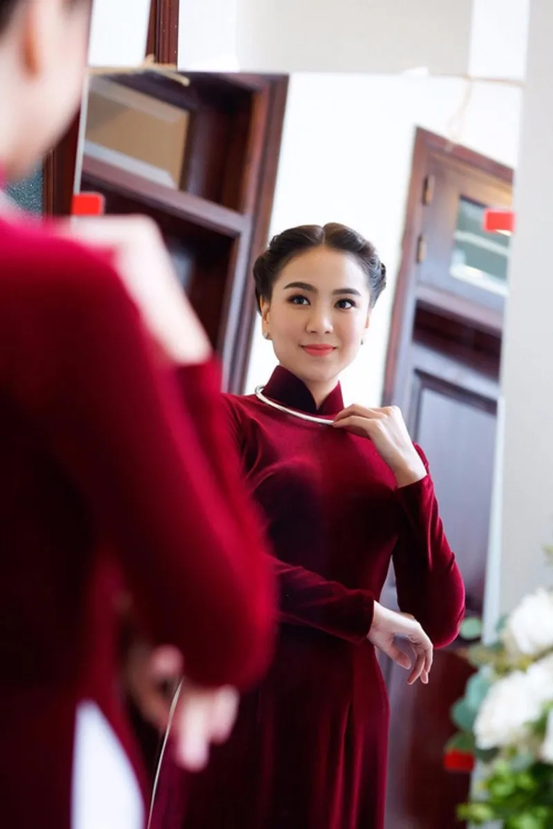 Áo dài nhung lễ tết mang không khí sum vầy