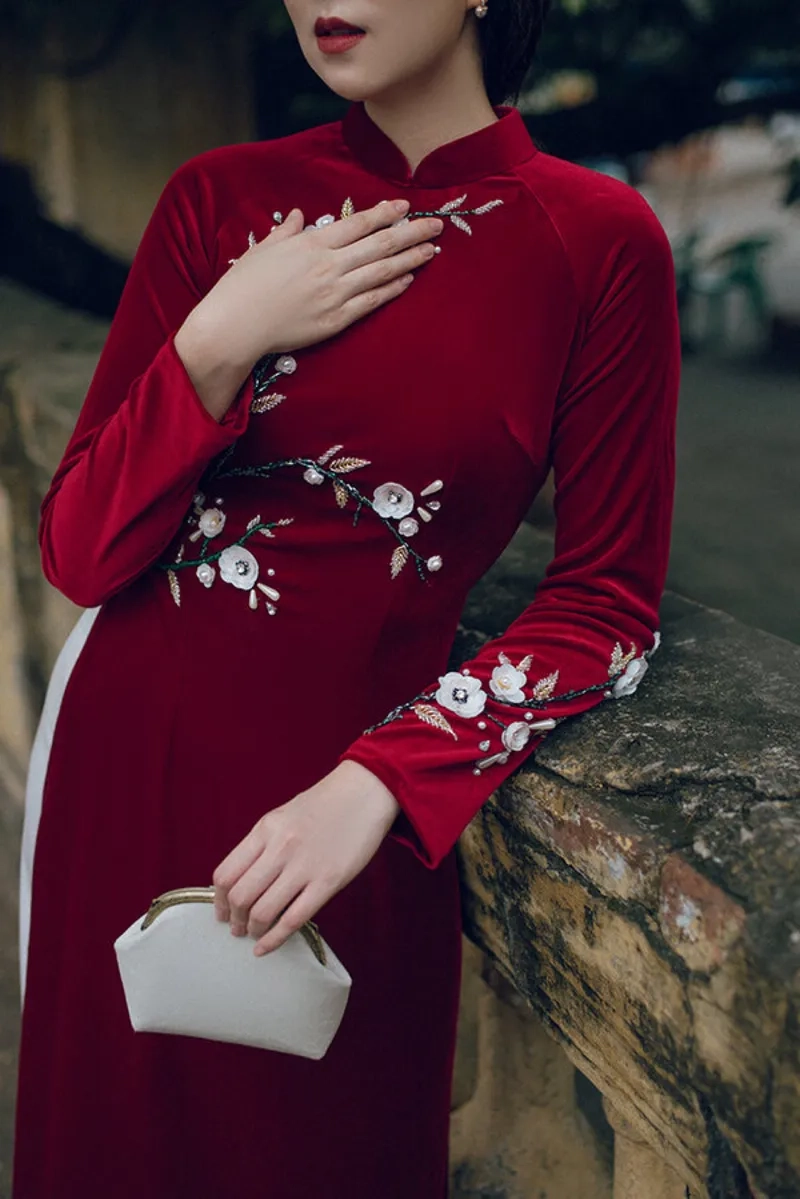 Chi tiết áo dài nhung thêu hoa tăng vẻ tinh tế