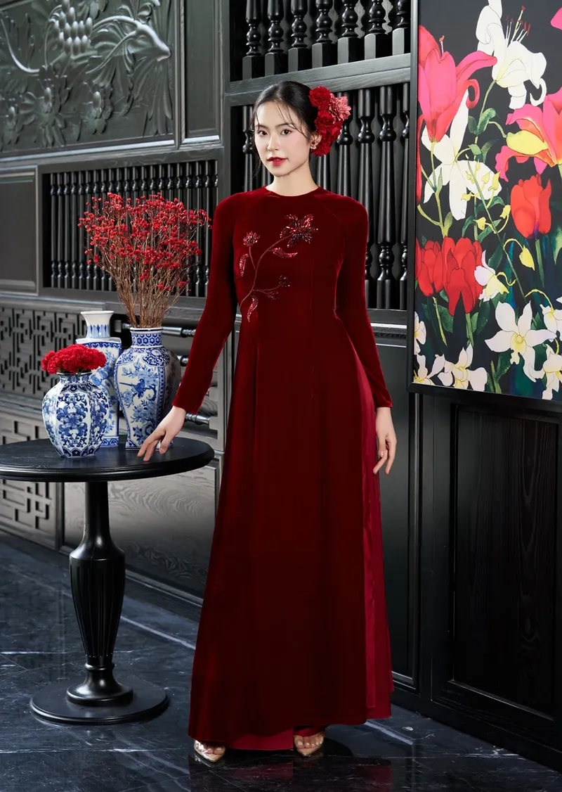 Áo dài nhung mùa đông giữ ấm vẫn duyên dáng