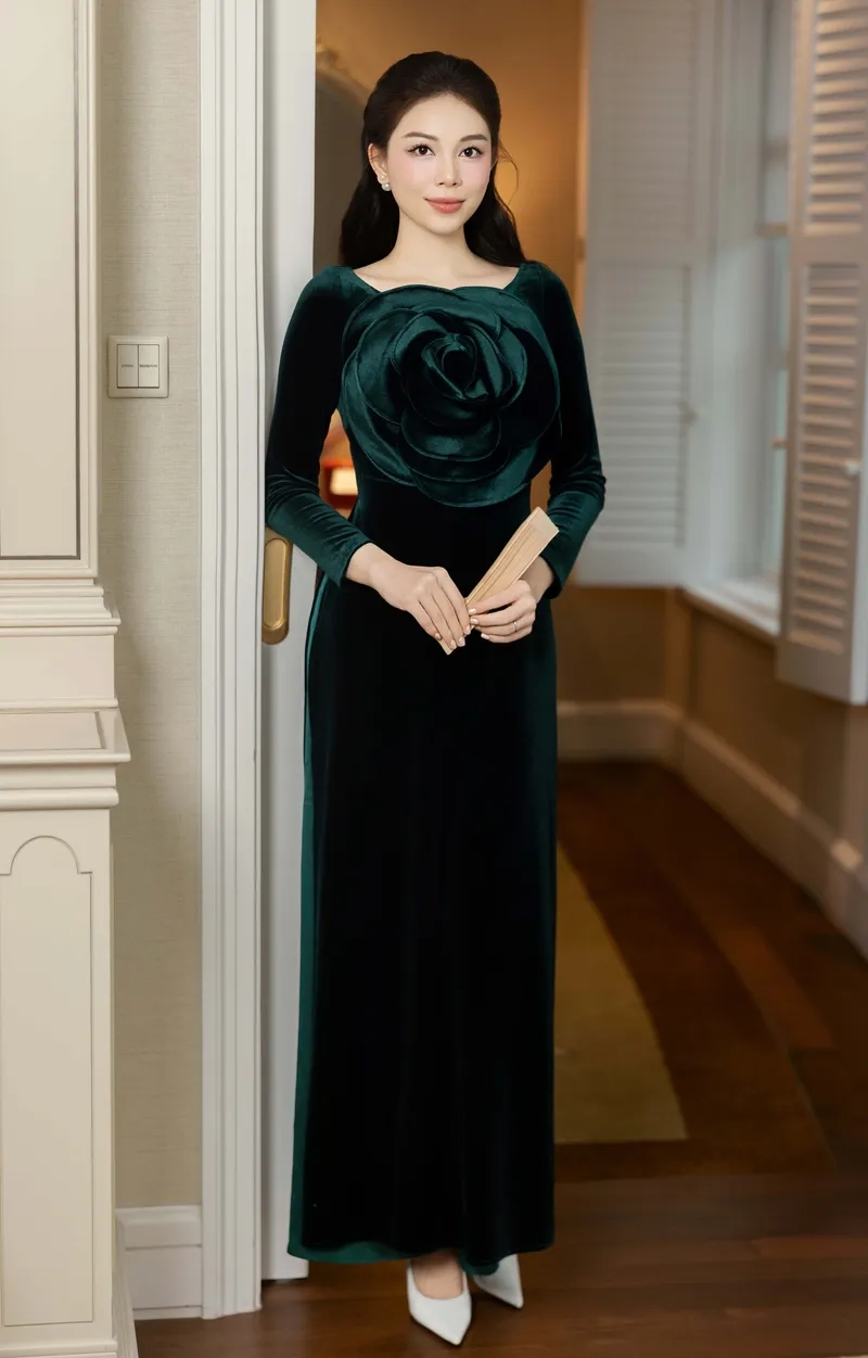 Áo dài nhung cho mẹ cô dâu sang trọng tinh tế