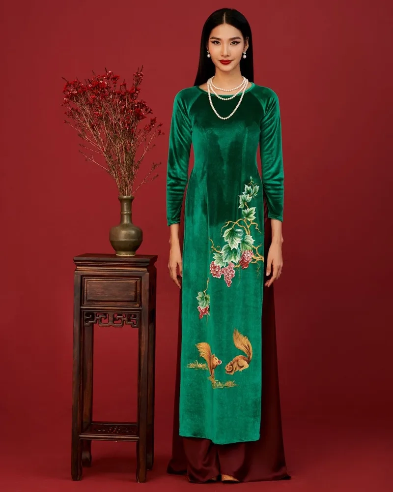 Áo dài nhung form suông tạo cảm giác nhẹ nhàng