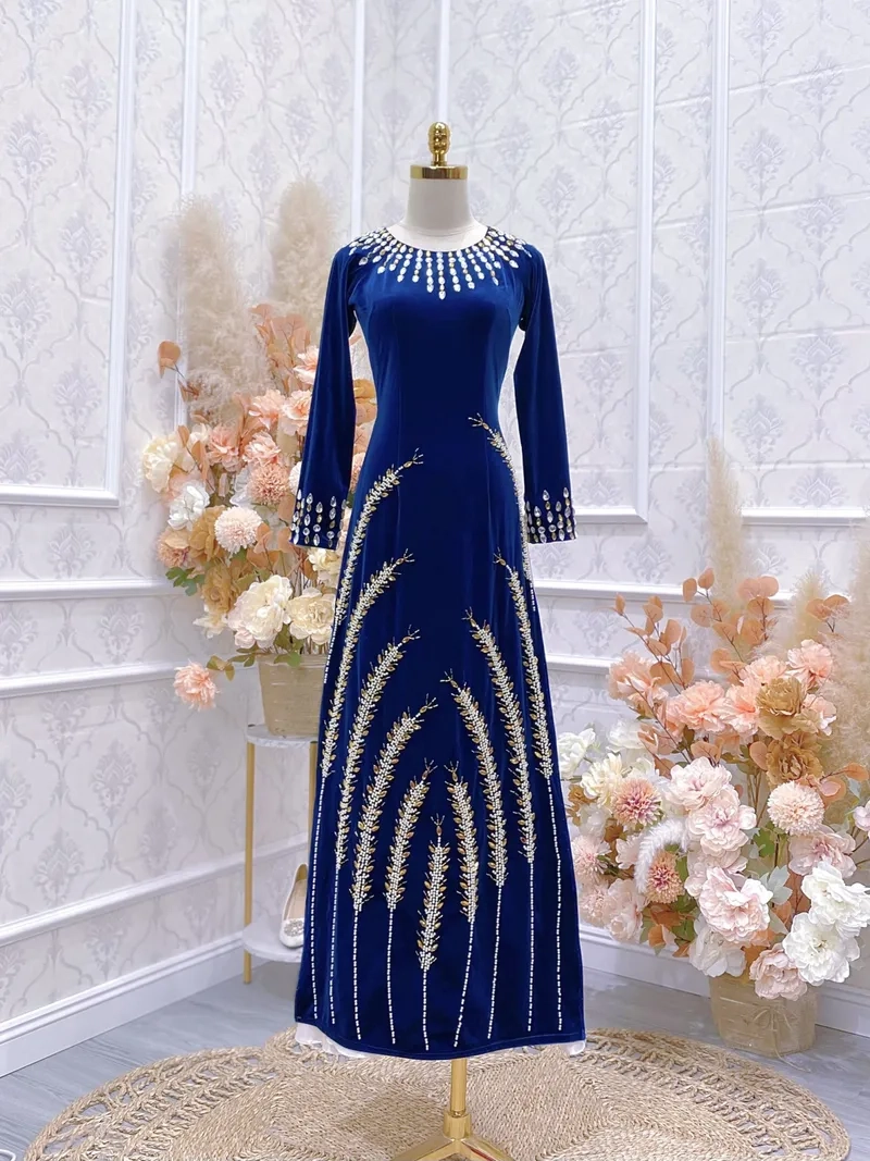 Vẻ đẹp áo dài nhung tôn dáng dịu dàng ngày xuân