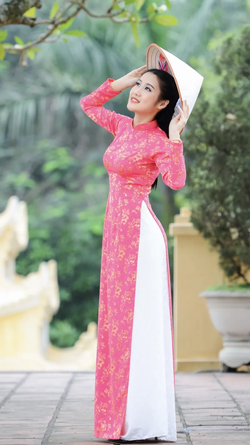 Hình ảnh trong trẻo gắn liền áo dài nữ học sinh