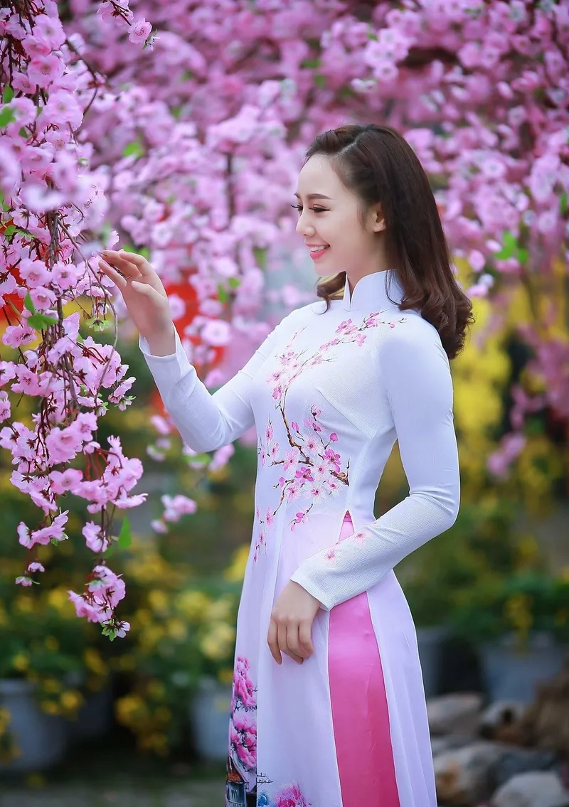 Họa tiết tinh tế làm nổi bật áo dài nữ thêu hoa