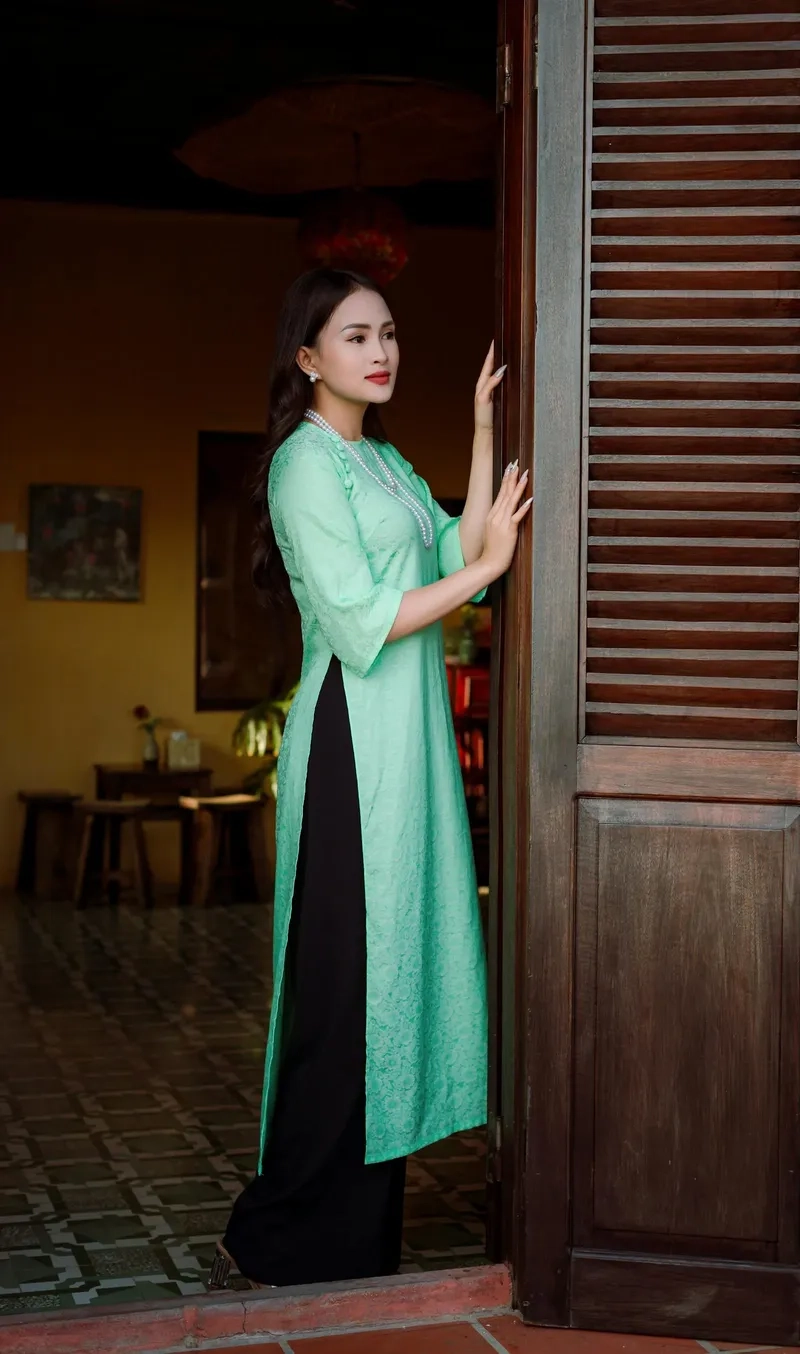 Khung hình thêm cuốn hút nhờ áo dài nữ chụp ảnh