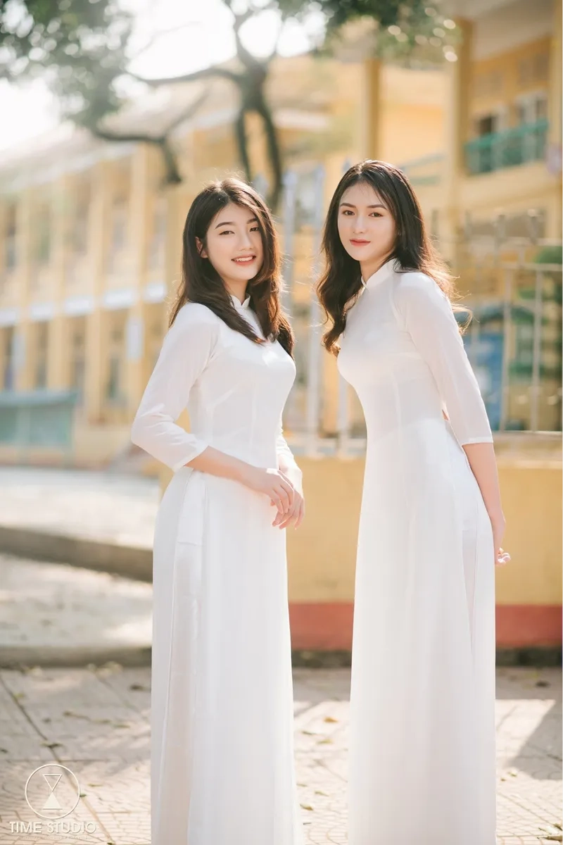 Vẻ mềm mại thanh thoát giúp áo dài tay lỡ nữ nổi bật