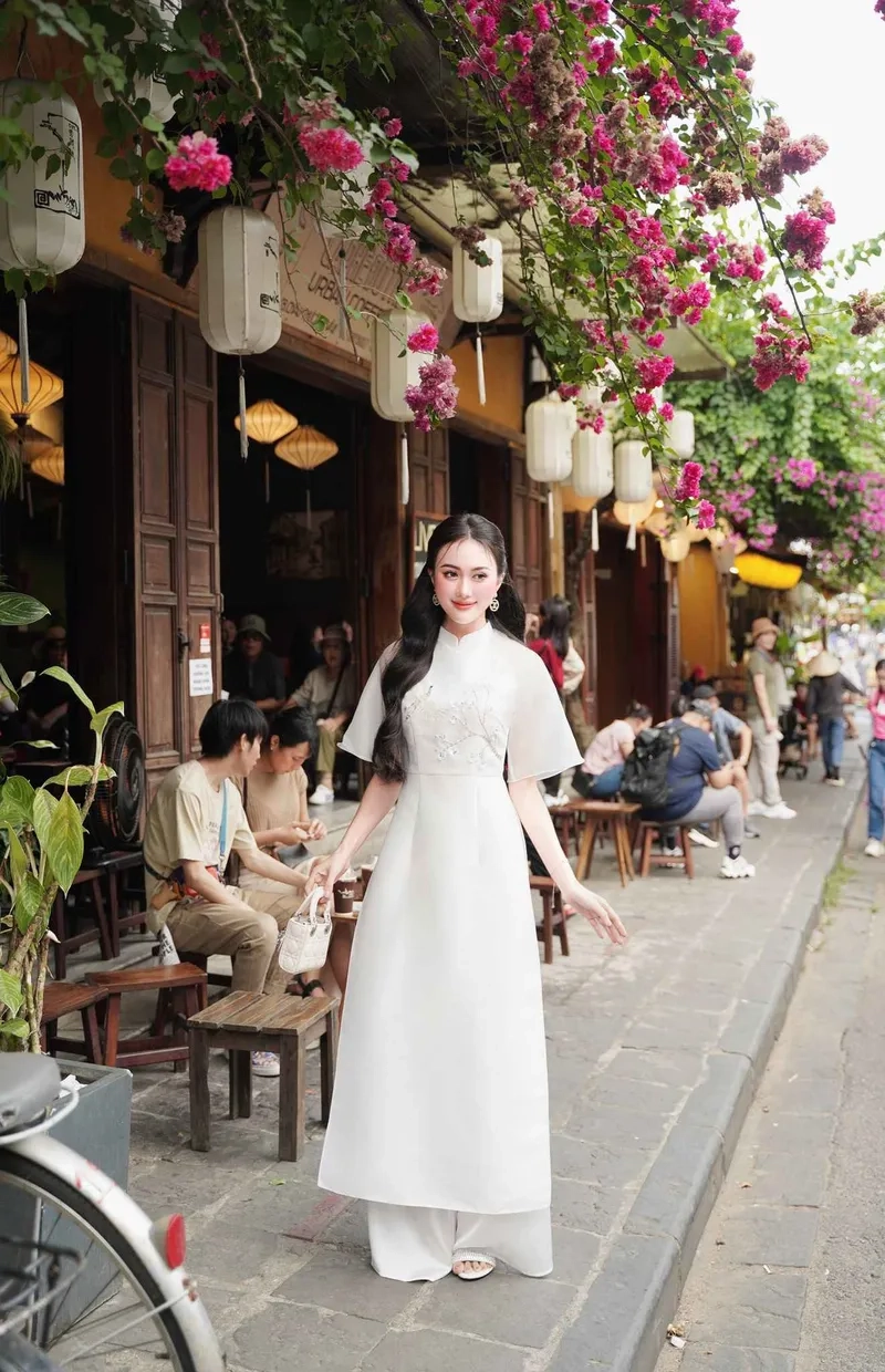 Chất liệu mềm mịn nâng tầm áo dài tay lỡ vải lụa