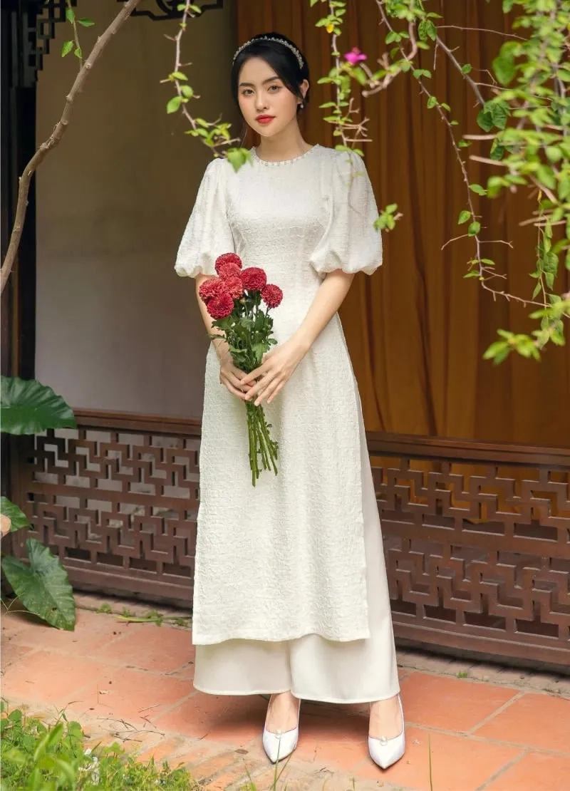Kiểu dáng mềm mại duyên dáng với áo dài tay phồng cổ tròn
