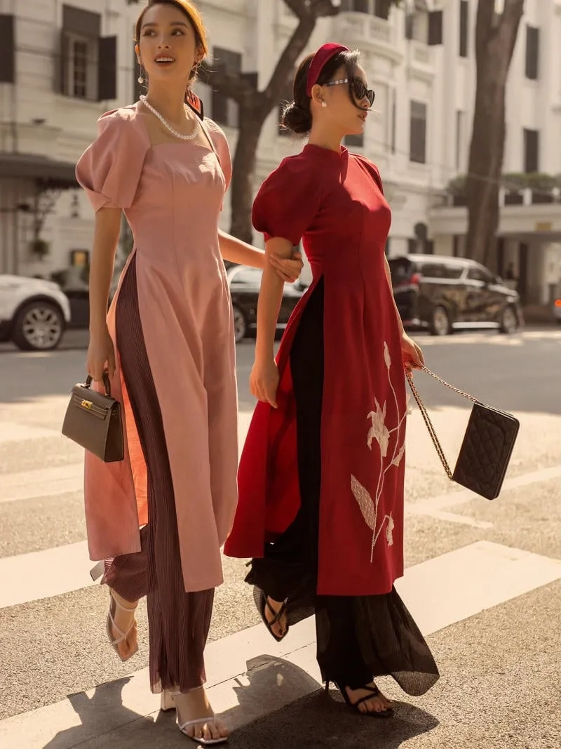 Hoa văn nổi bật quý phái với áo dài tay phồng vải gấm