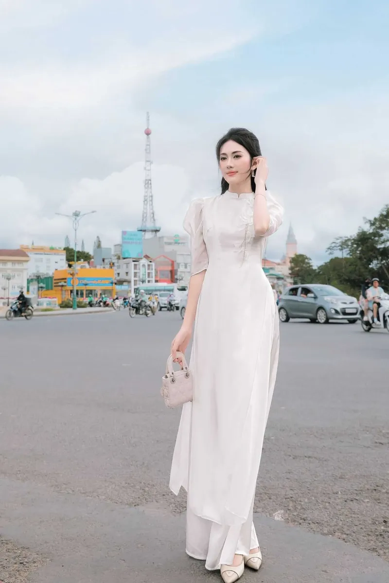 Chi tiết tinh xảo làm nổi bật áo dài tay phồng thêu hoa