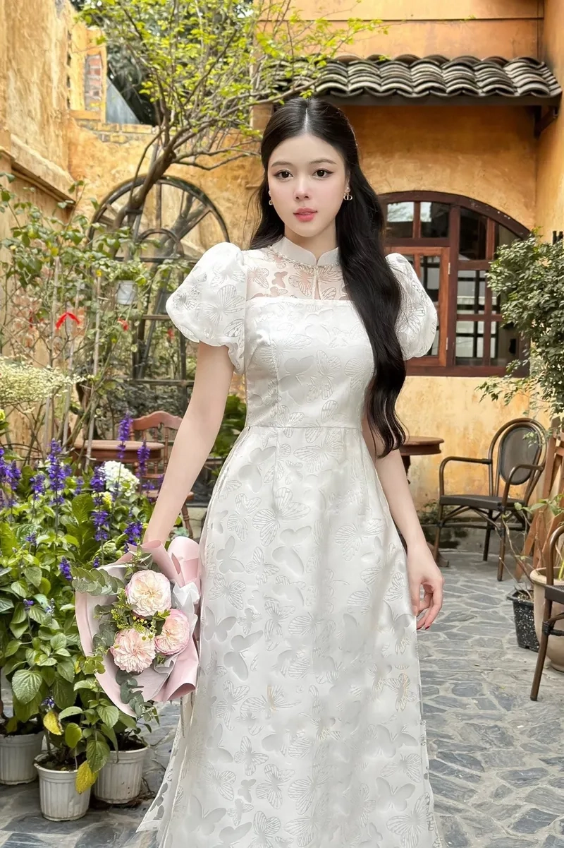 Sự tinh khôi thuần khiết với áo dài tay phồng màu trắng