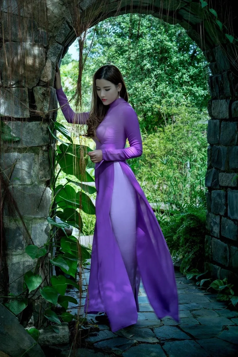 Tôn dáng mềm mại cho phái đẹp nhờ áo dài tím nữ