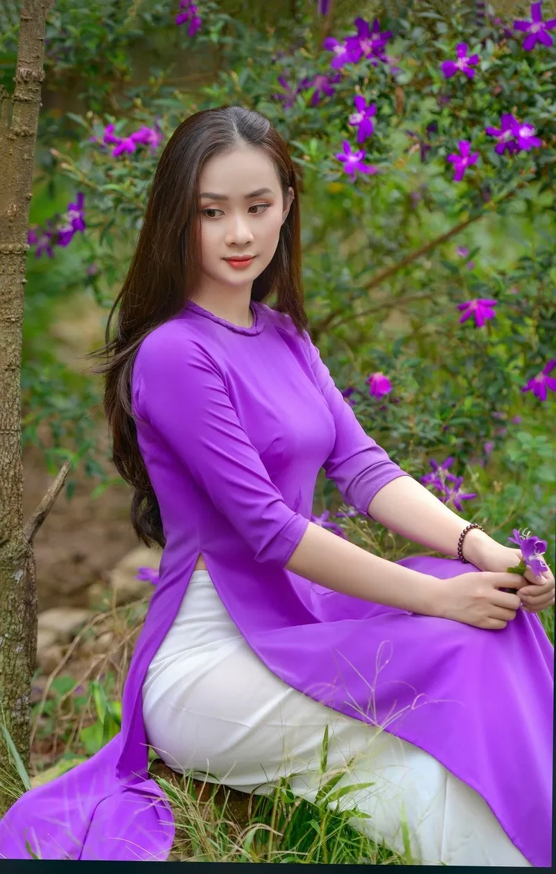 Tỏa sáng trang nhã trong không gian tiệc với áo dài tím dự tiệc