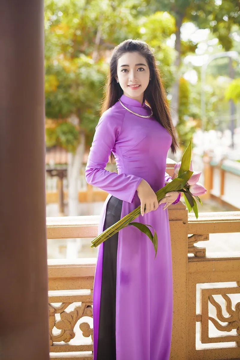Ngày vui thêm lãng mạn cùng áo dài tím cưới