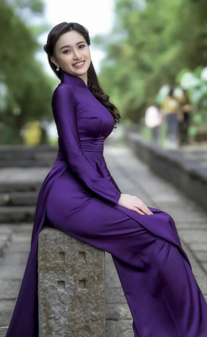 Hình ảnh mẫu mực dịu dàng của áo dài tím giáo viên