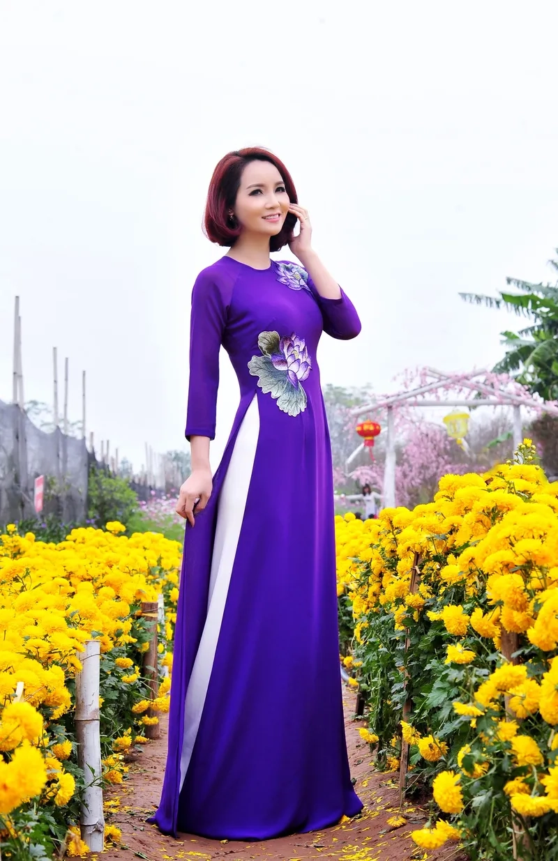 Phong cách kín đáo thanh lịch với áo dài tím tay dài