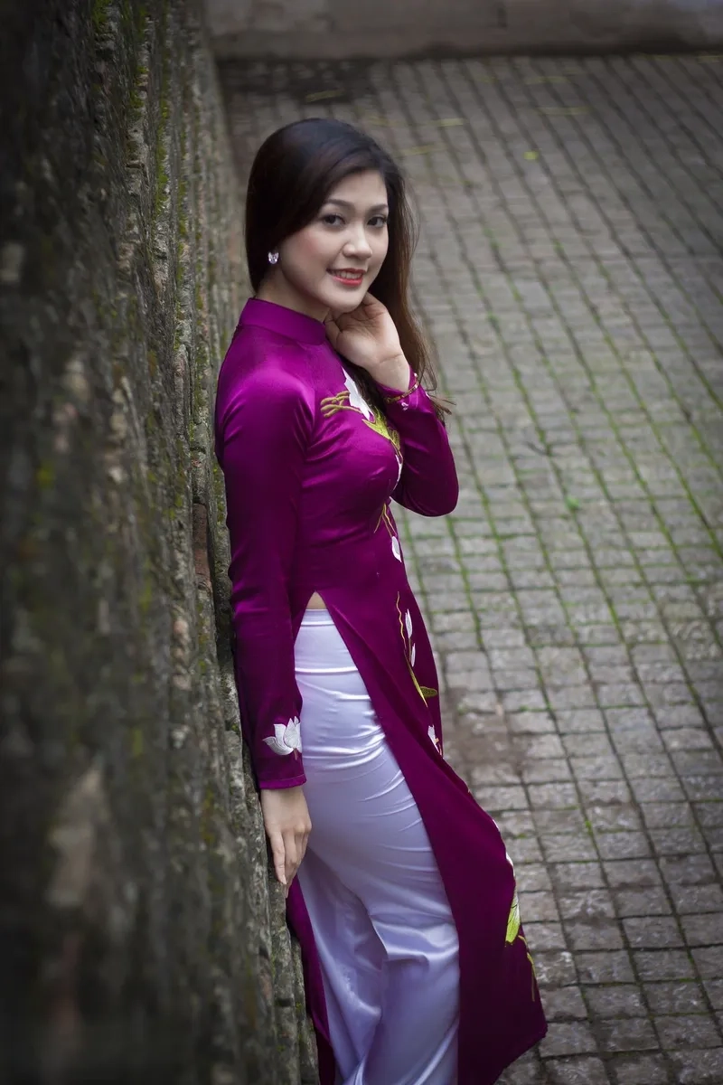 Thiết kế nhẹ nhàng trẻ trung của áo dài tím cổ tròn