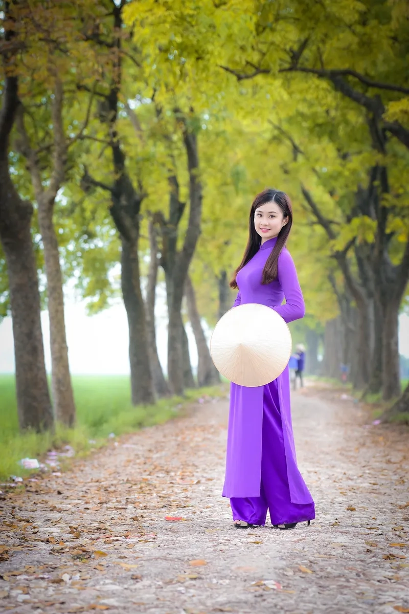 Tôn nét trang nghiêm cùng áo dài tím cổ cao