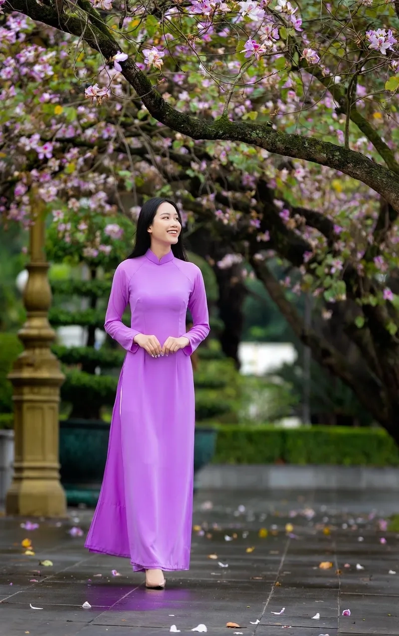 Sân khấu thêm cuốn hút với áo dài tím biểu diễn