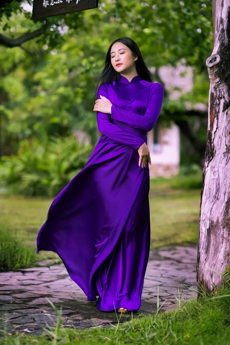 Thần thái quý phái khi chọn áo dài tím sang trọng