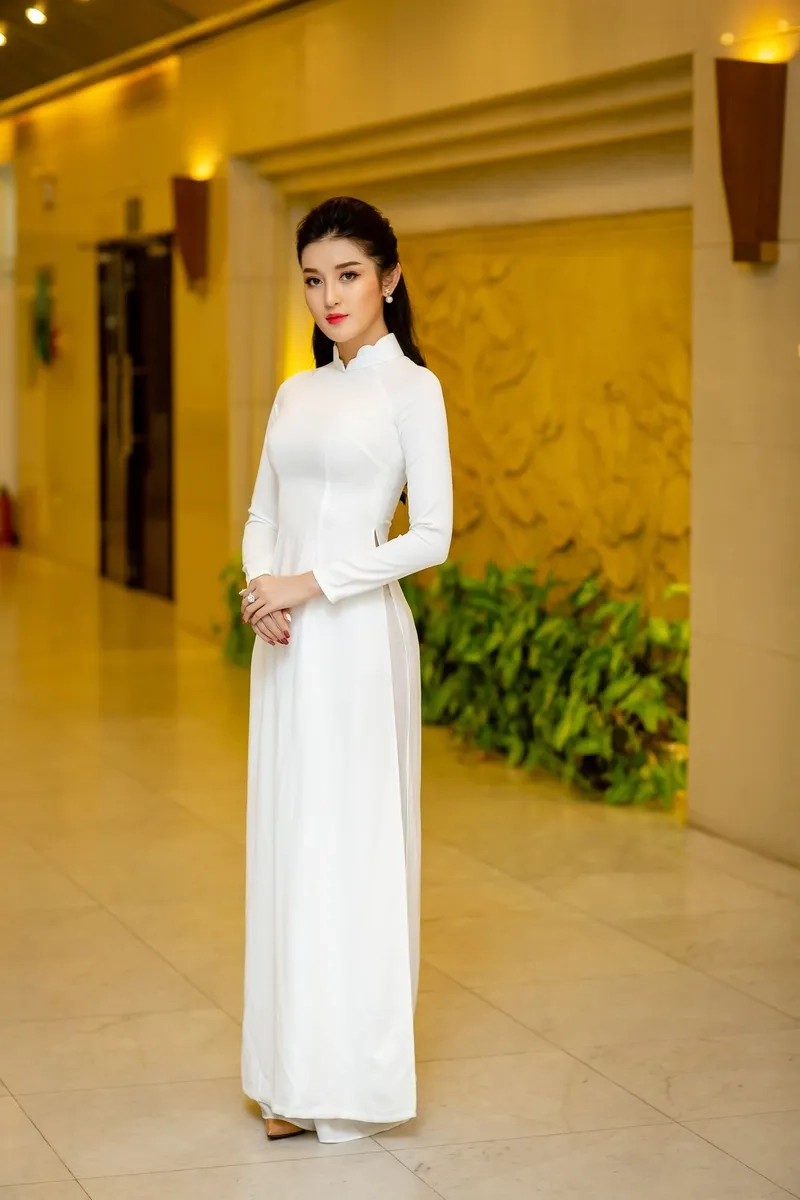 Hình ảnh áo dài trắng nữ nhẹ nhàng và đầy cuốn hút