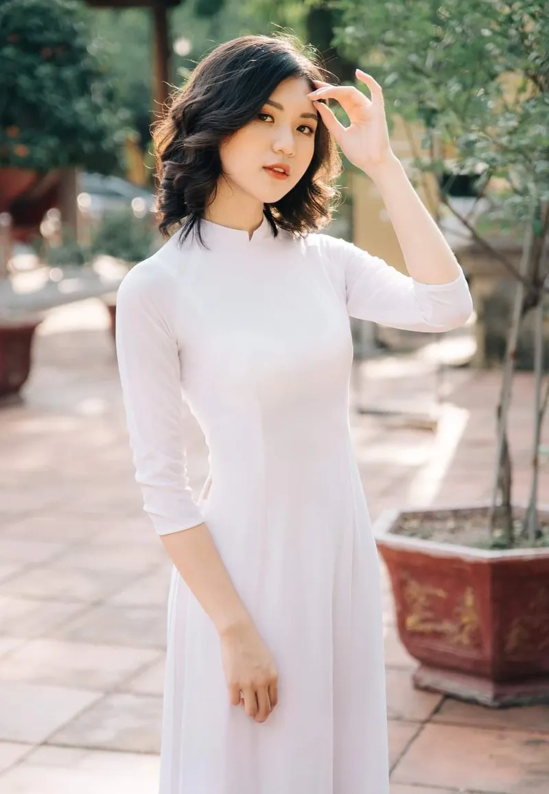 Vẻ áo dài trắng thướt tha theo từng bước đi