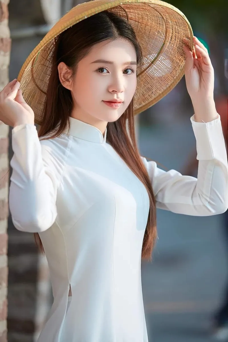 Áo dài trắng tay dài phù hợp nhiều dịp trang trọng