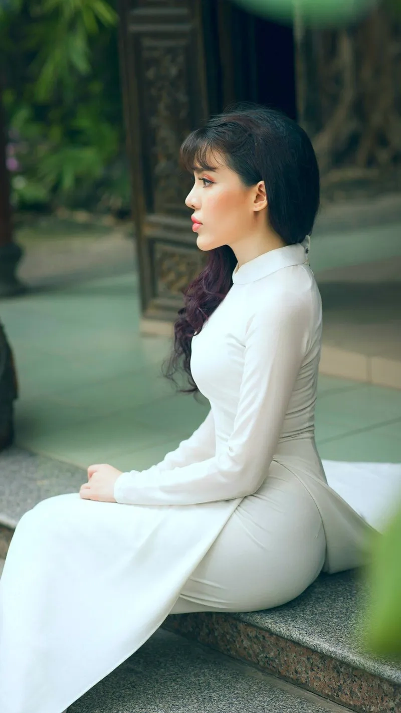 Phong cách áo dài trắng đơn giản vẫn rất cuốn hút