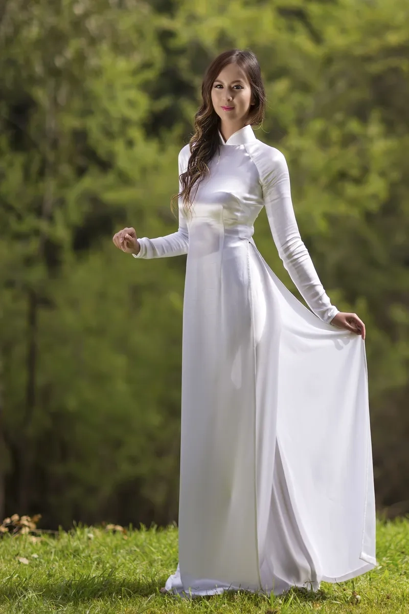 Áo dài trắng vải voan bay bổng khi chụp hình