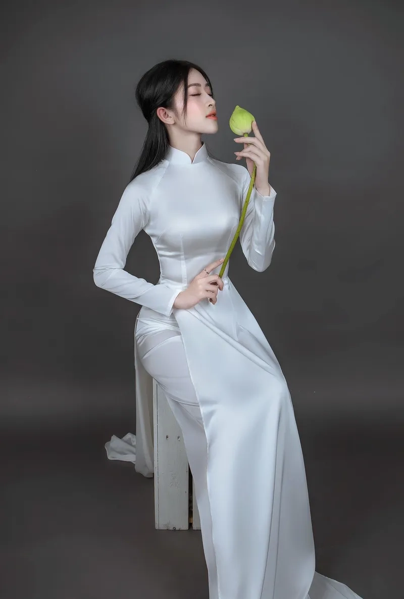 Mẫu áo dài trắng may sẵn tiện lợi dễ mặc