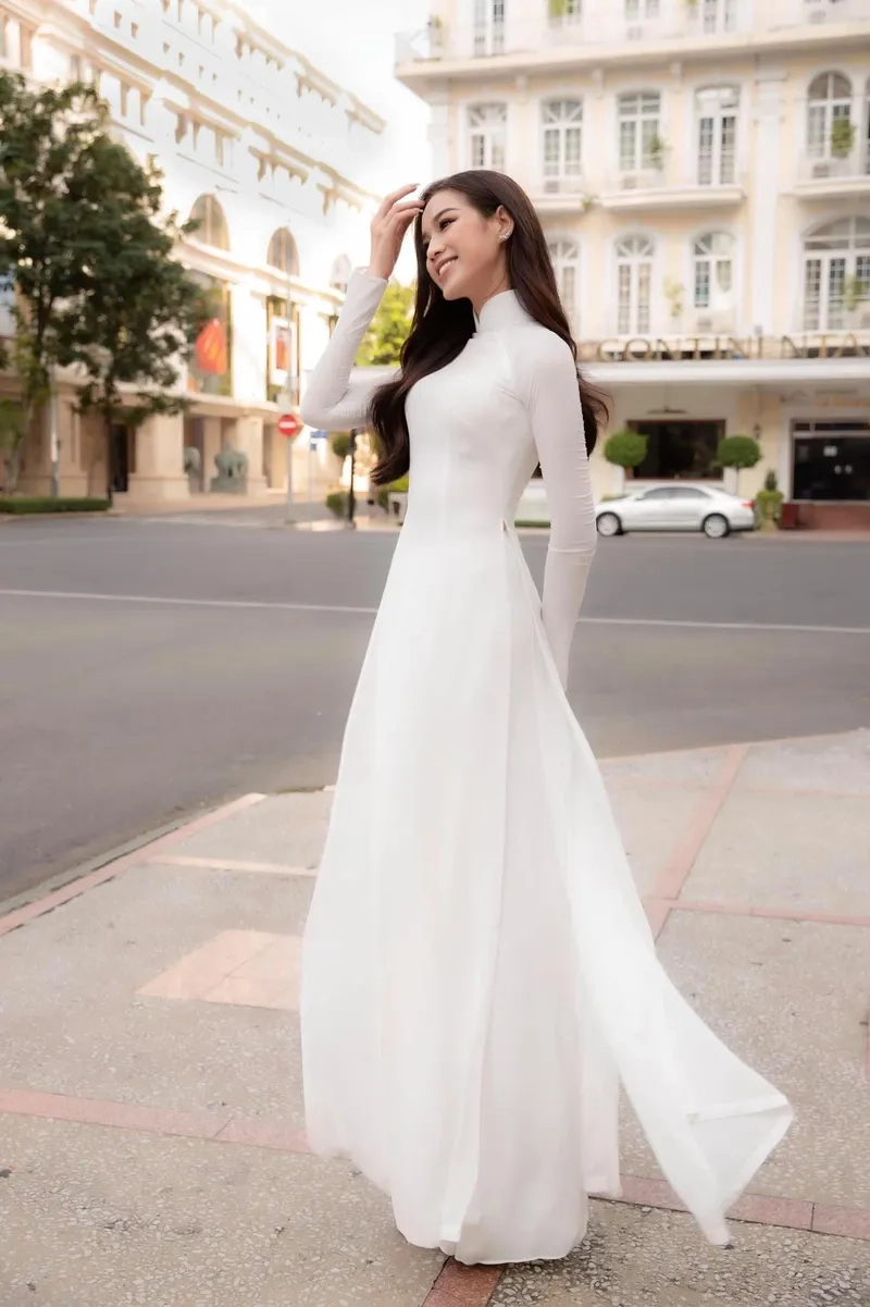 Phong thái áo dài trắng thanh lịch cho phái đẹp