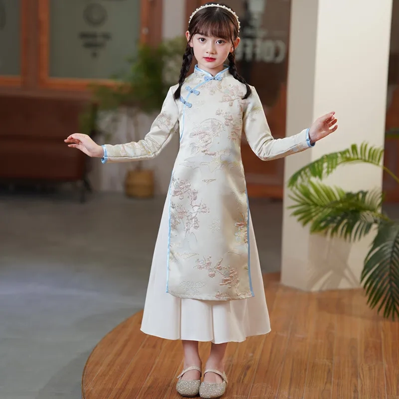 Không khí xuân rộn ràng cùng áo dài trẻ em Tết