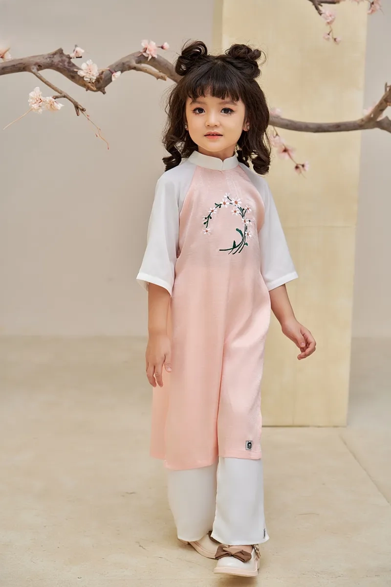 Sự mới mẻ cuốn hút từ áo dài trẻ em cách tân
