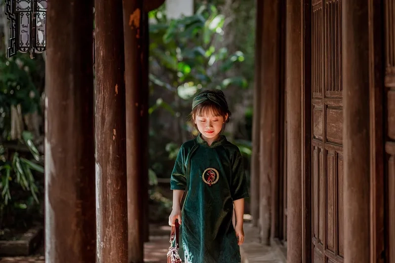 Khoảnh khắc đáng yêu với áo dài trẻ em chụp ảnh