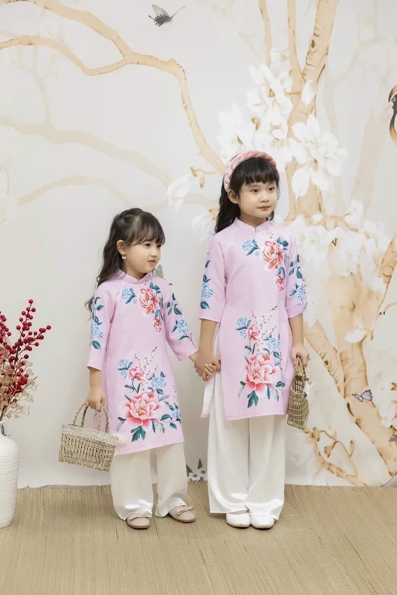 Tự tin nổi bật trong áo dài trẻ em dự tiệc